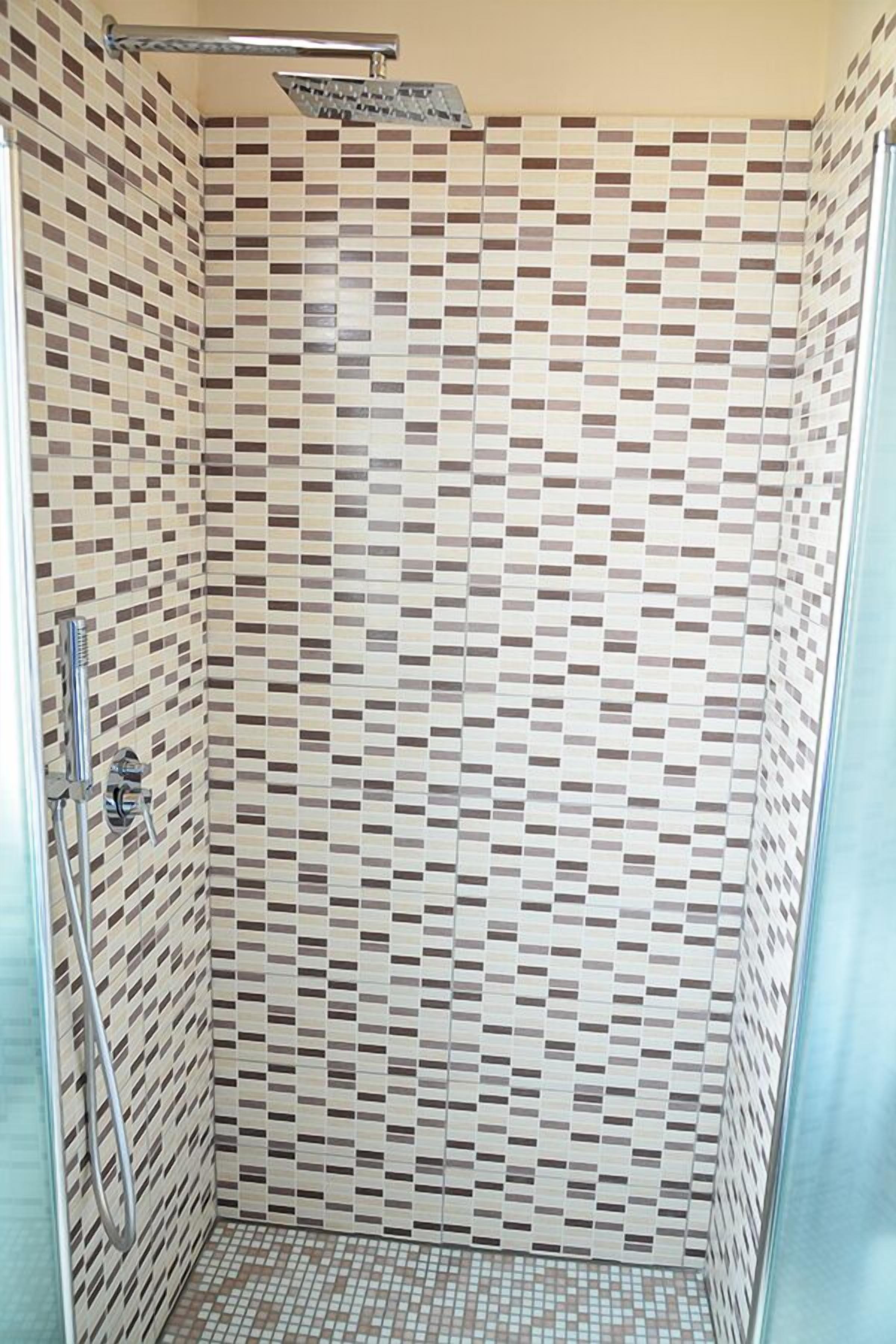 Comfort Double or Twin Room, Accessible, Garden Area | Bathroom | Free toiletries, hair dryer, bidet, towels