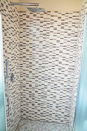 Comfort Double or Twin Room, Accessible, Garden Area | Bathroom | Free toiletries, hair dryer, bidet, towels