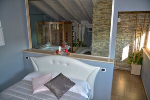 Deluxe Room, 1 Queen Bed, Jetted Tub