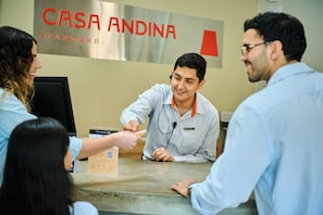 En receptionsdisk med skilt der siger 'CASA ANDINA STANDARD'.