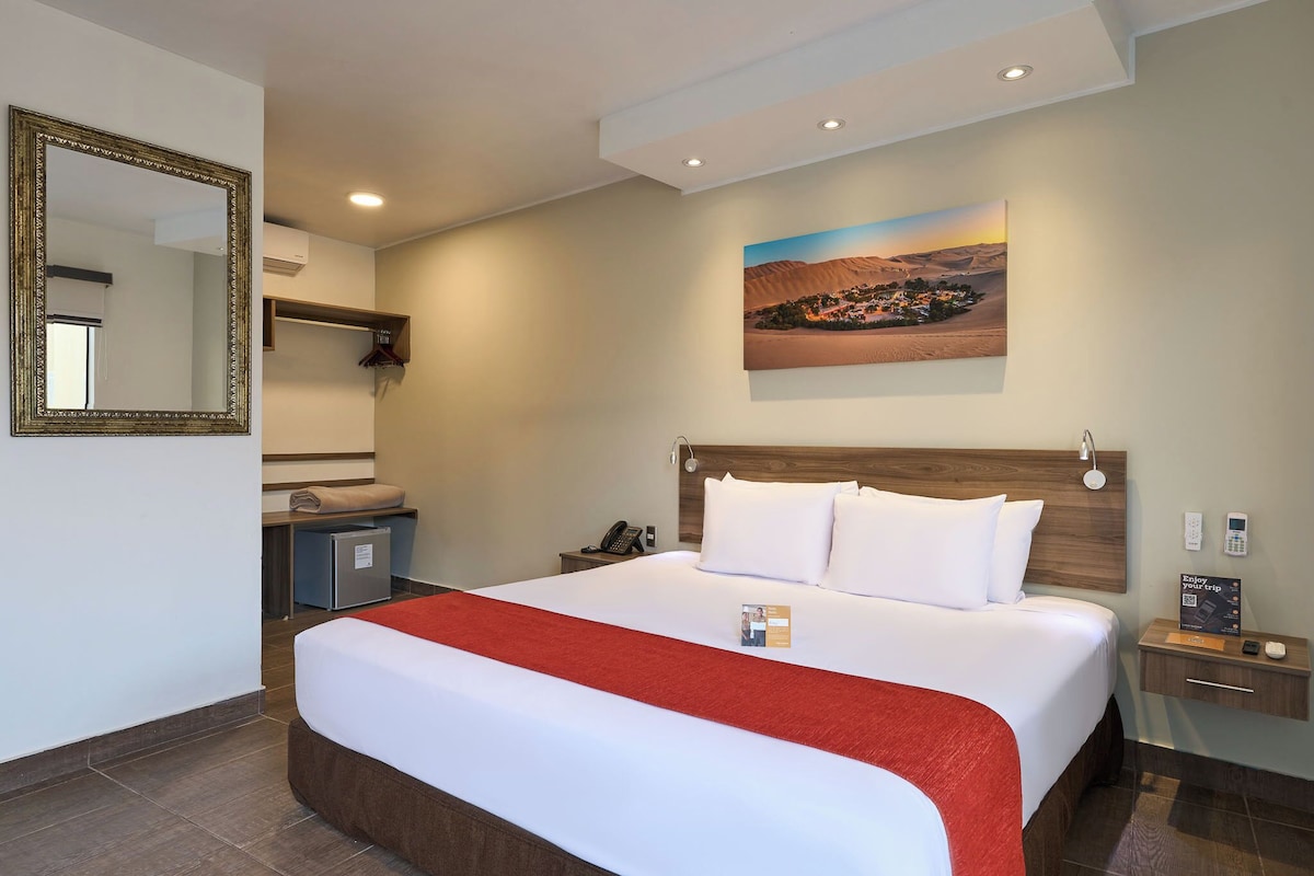 Habitación superior | Ropa de cama de alta calidad, edredones de plumas, escritorio
