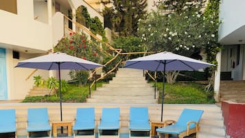 2 AuĂenpools, geöffnet von 07:00 Uhr bis 22:00 Uhr, Sonnenschirme