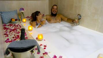 Suite Junior, 1 trÚs grand lit, non-fumeurs | Salle de bain | Douche, douche à « effet pluie », articles de toilette gratuits