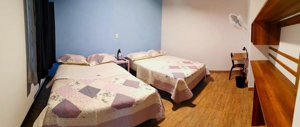 Ropa de cama de alta calidad, cubrecamas y minibar 