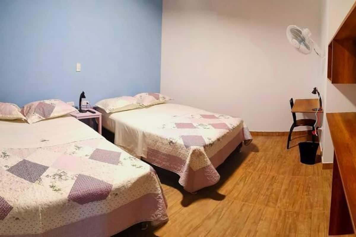 Ropa de cama de alta calidad, cubrecamas y minibar