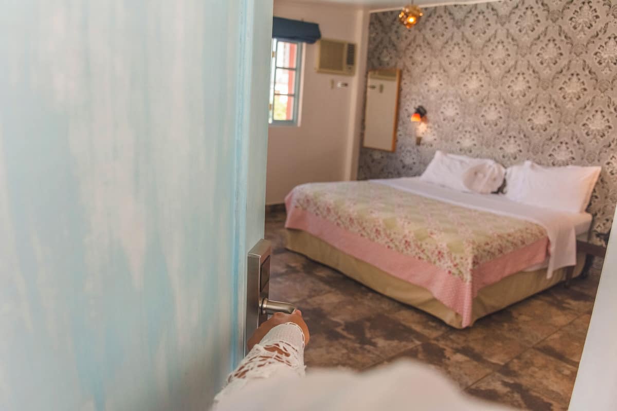 Ropa de cama de alta calidad, cubrecamas y minibar