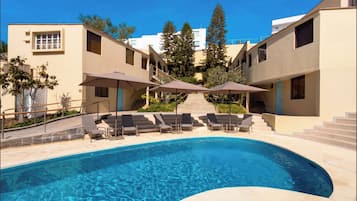 2 piscinas al aire libre, sombrillas, sillones reclinables de piscina