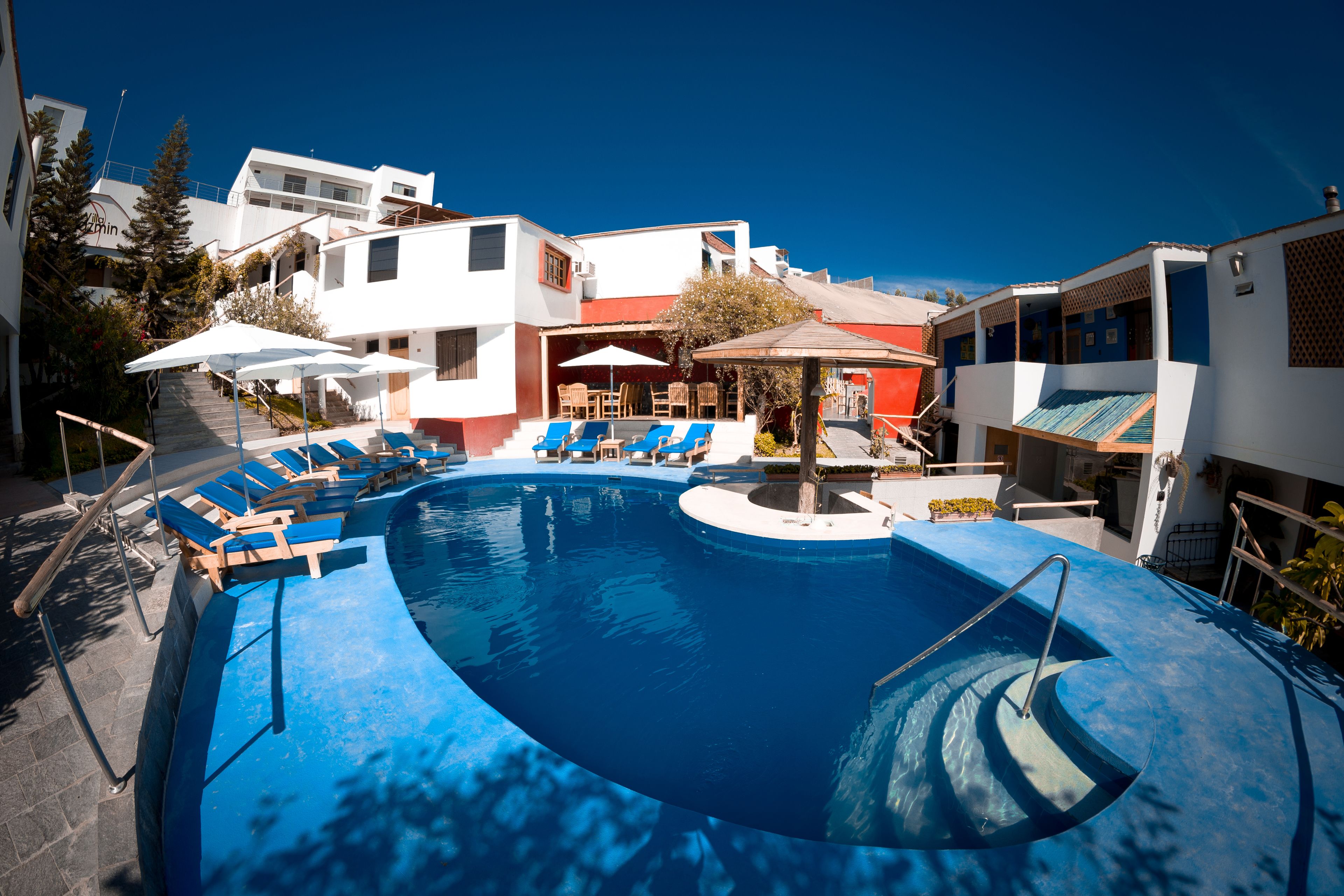 2 piscinas al aire libre, sombrillas, sillones reclinables de piscina