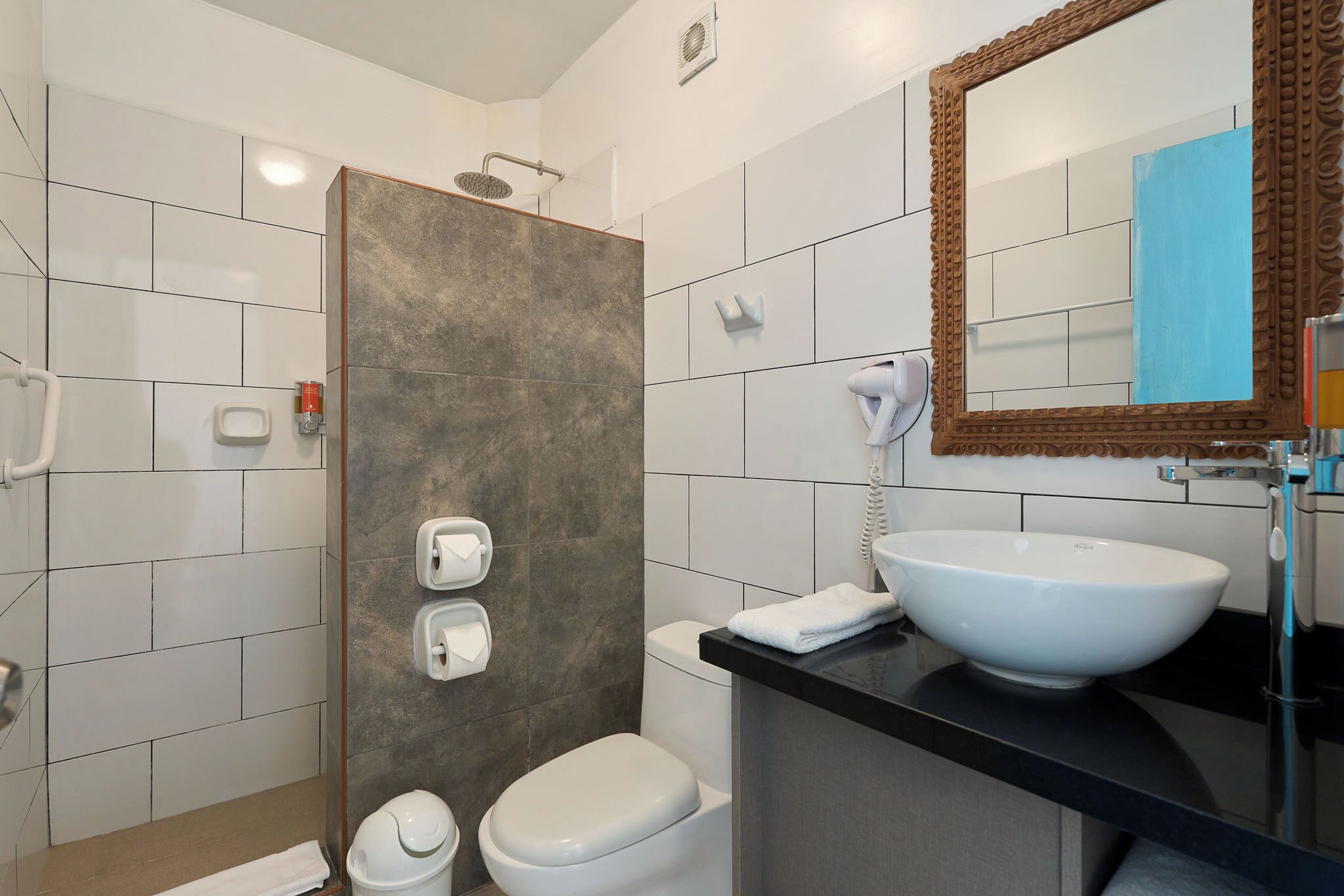 Un baño moderno con ducha, inodoro y lavabo.
