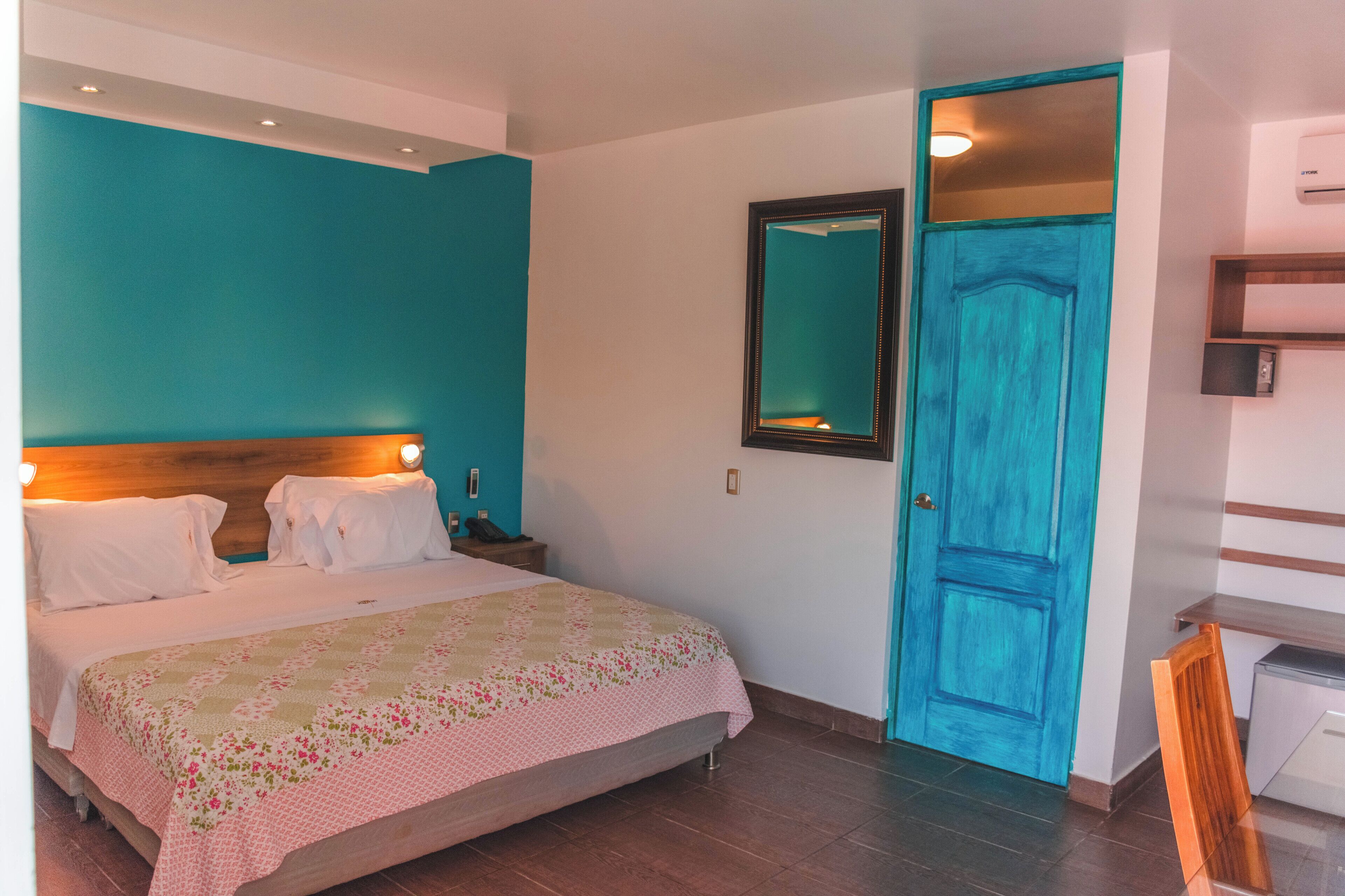 Ropa de cama de alta calidad, cubrecamas y minibar 