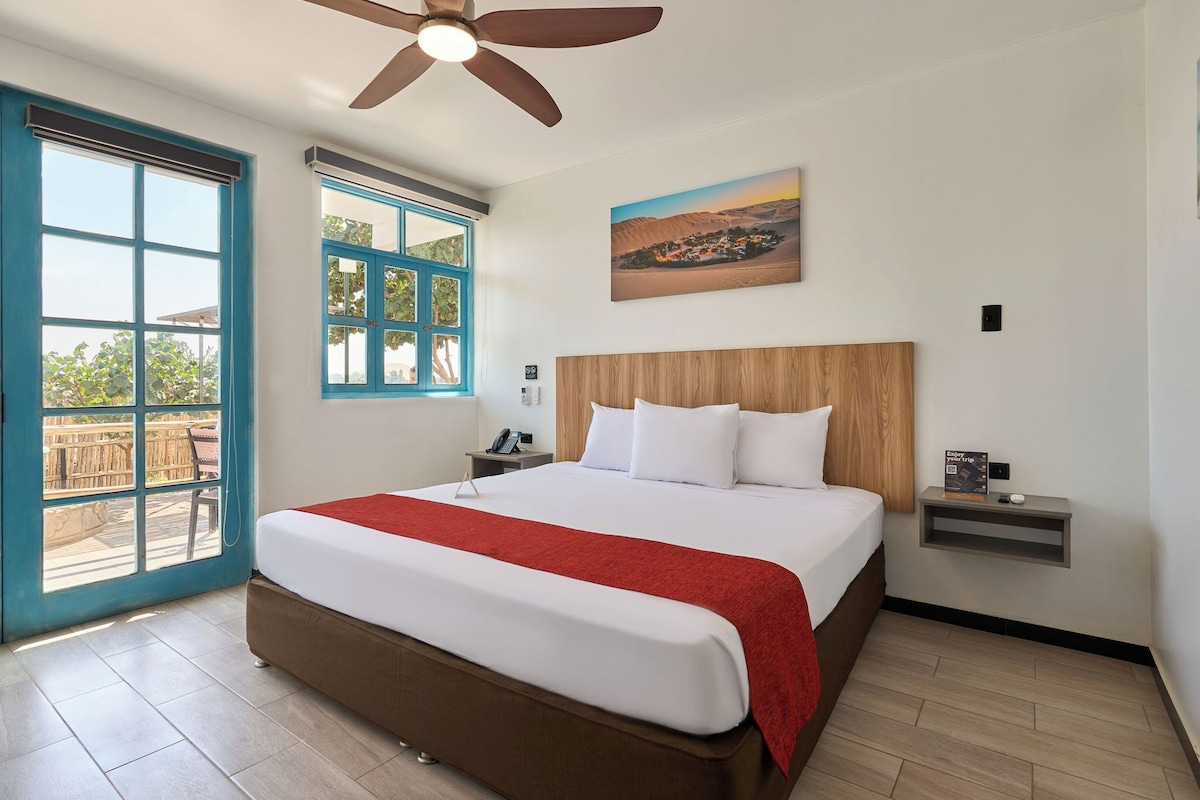 Habitación tradicional | Ropa de cama de alta calidad, edredones de plumas, escritorio