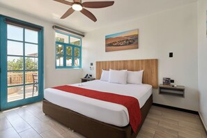 Habitación tradicional | Ropa de cama de alta calidad, edredones de plumas, escritorio
