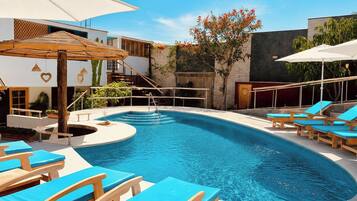2 piscinas al aire libre (de 07:00 a 22:00), sombrillas, tumbonas