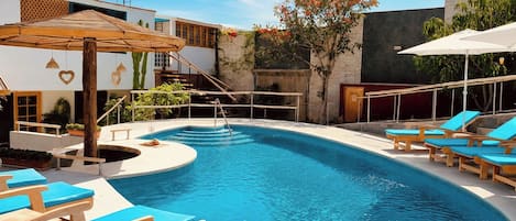 2 piscinas al aire libre, sombrillas, sillones reclinables de piscina