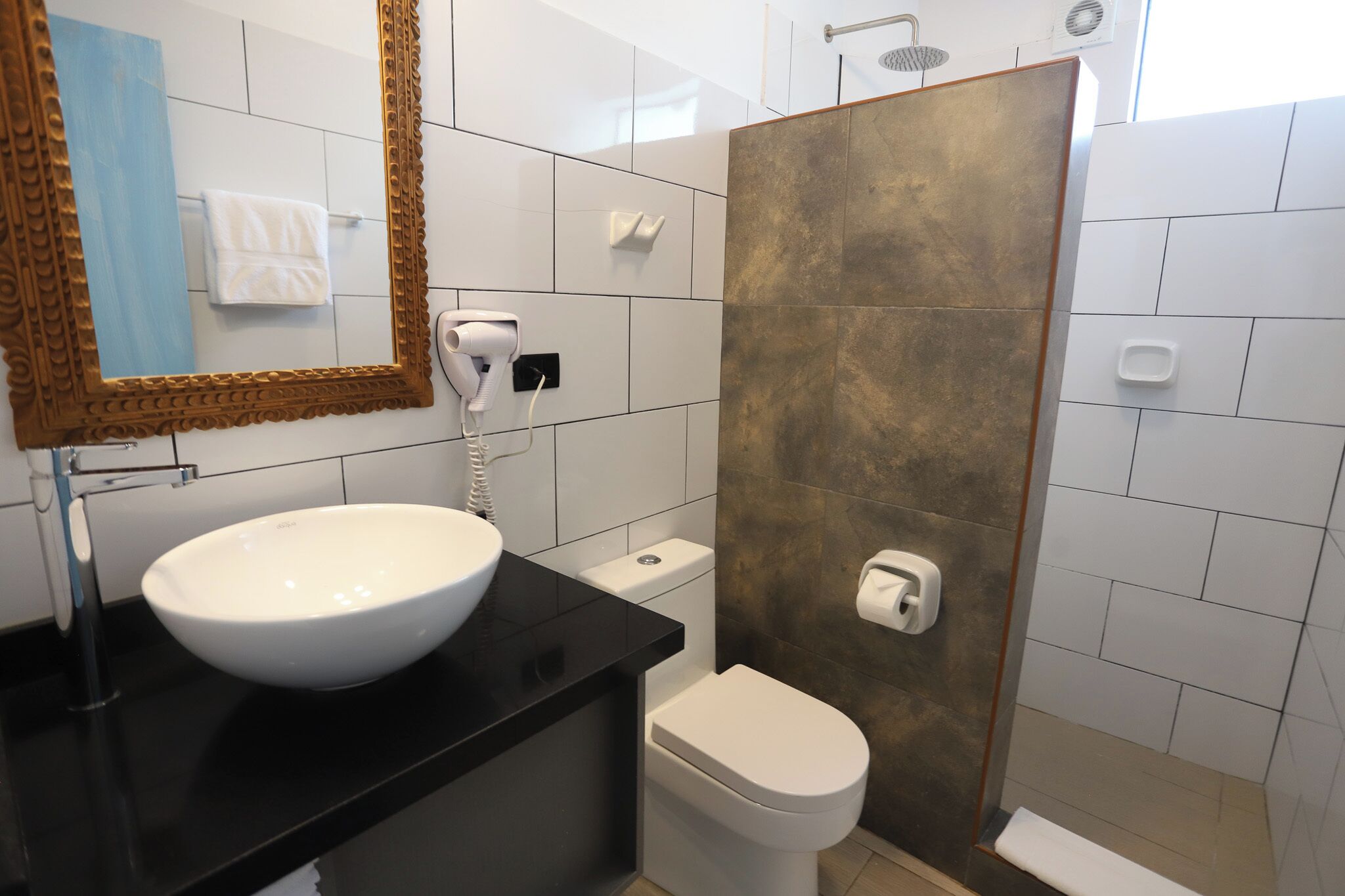 Traditional Twin Room | Bathroom | Shower, rainfall showerhead, free toiletries, towels