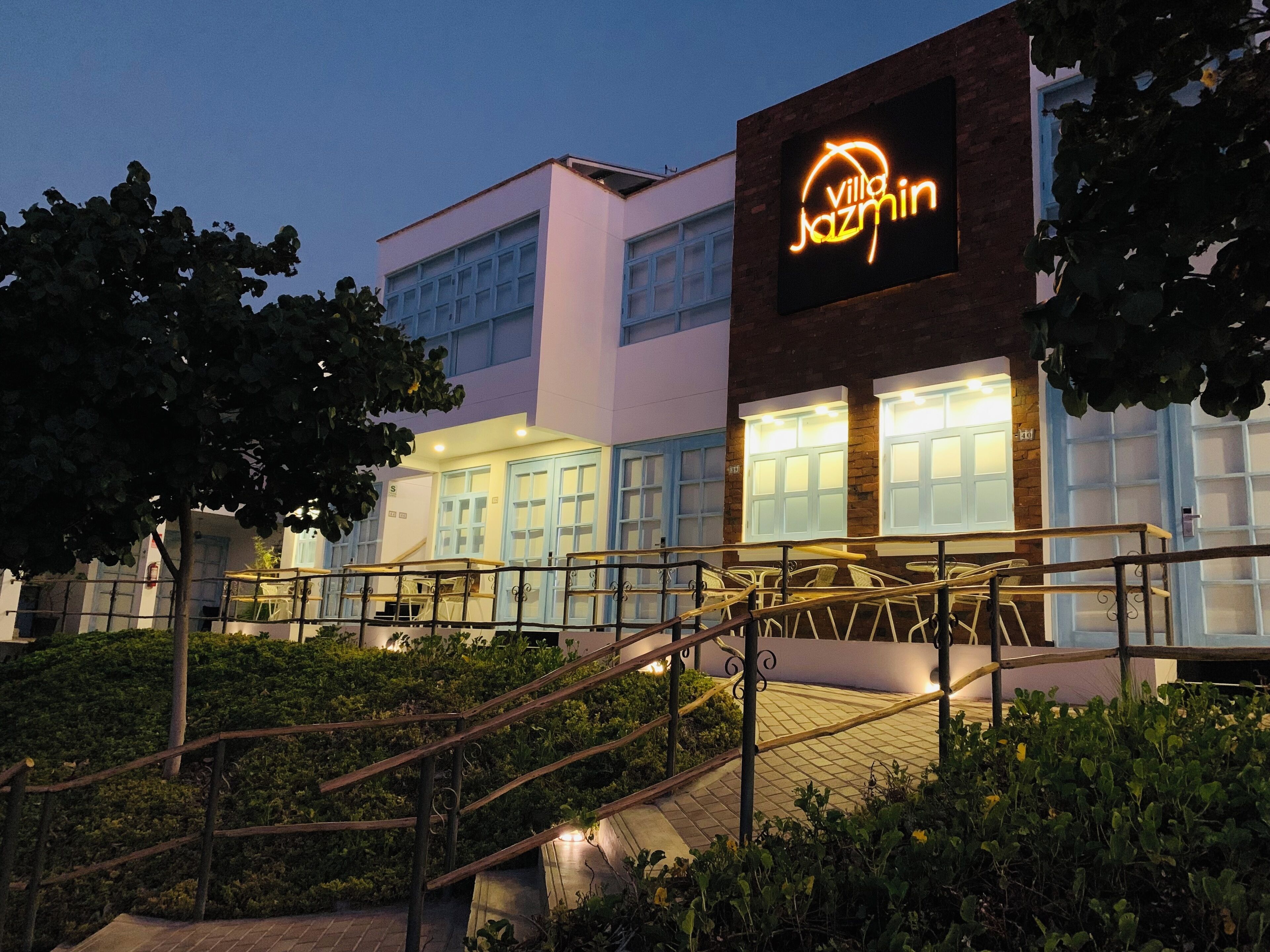 Boendets fasad - kväll/natt