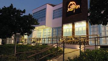 Boendets fasad - kvÀll/natt