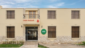 A building with a sign reading 'CASA ANDINA STANDARD' and a logo for 'sama by CASA ANDINA'. - Casa Andina Standard Ica   (Ica)