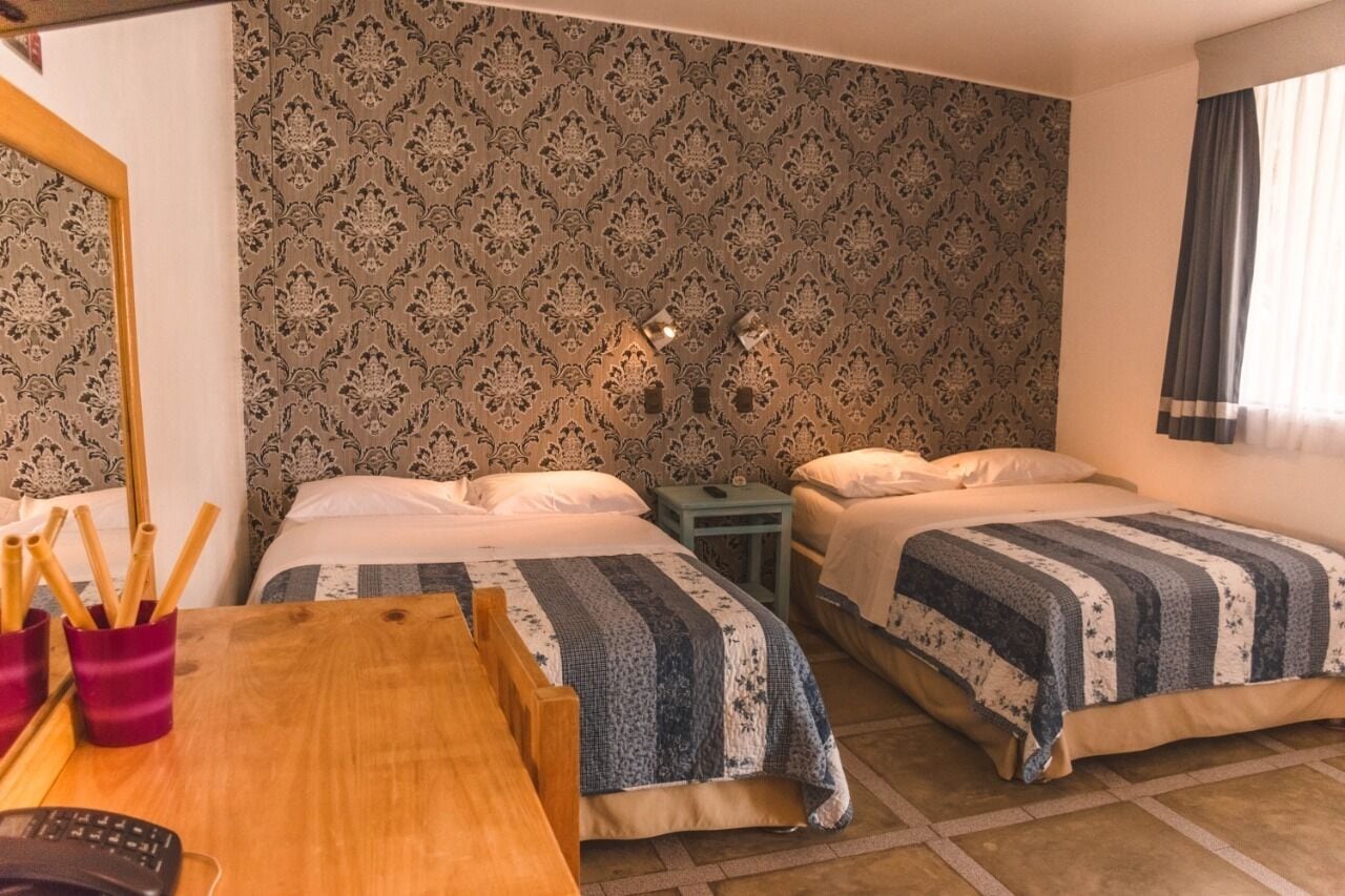 Ropa de cama de alta calidad, cubrecamas y minibar 