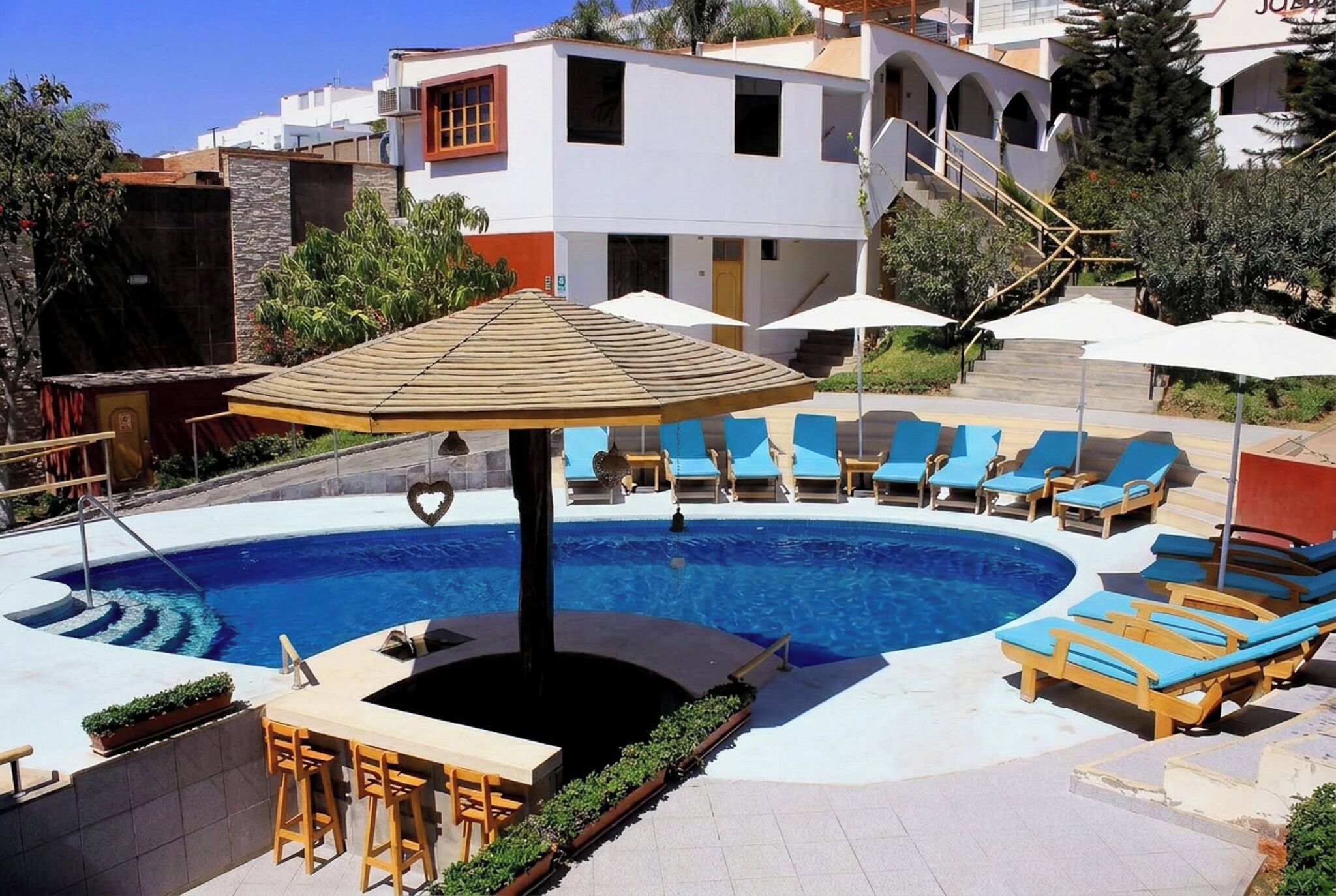 2 piscinas al aire libre (de 07:00 a 22:00), sombrillas, tumbonas