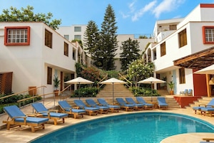 2 piscinas al aire libre, sombrillas, sillones reclinables de piscina