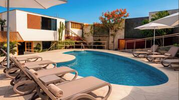 2 piscinas al aire libre, sombrillas, sillones reclinables de piscina