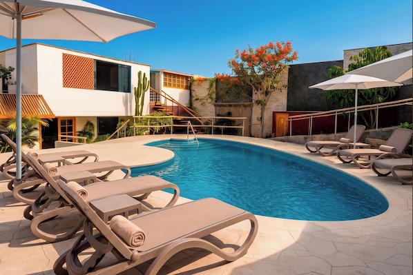 2 piscinas externas, funciona das 7h às 22h, guarda-sóis