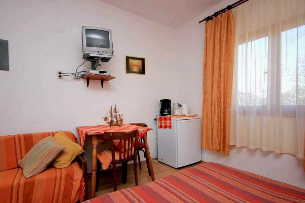Double or Twin Room, Garden View | In-room dining