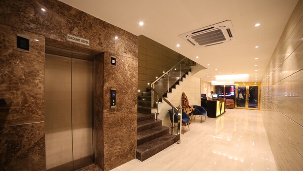 Lobby sitting area - Hotel Big Daddy (Agra)