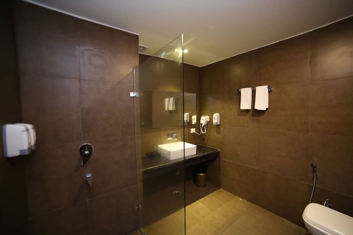 Club Double Room, 1 King Bed, Non Smoking, City View | Bathroom