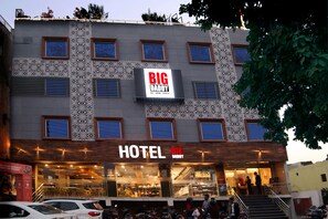 Front of property - Hotel Big Daddy (Agra)