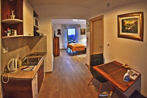 Studio (Nika Family Apartments - Superior Stu) | Yksityinen keittiö | Jääkaappi, mikroaaltouuni, liesi, vedenkeitin