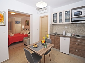 Estúdio (Nika Family Apartments - Standard Stu) | Cozinha privada | Geladeira, micro-ondas, cooktop, chaleira elétrica