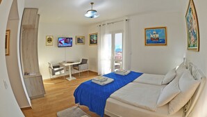 Ein Schlafzimmer mit einem Bett, einem Schreibtisch und einem Stuhl.