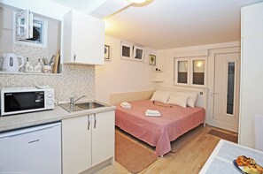 Studio (Nika Family Apartments - Basic Studio) | Olohuone | 20–tuumainen taulutelevisio, jossa digitaalikanavat