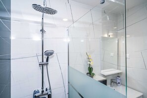 Dubbelrum (Apartment & Rooms Papa - Premium Doub) | Badrum | Dusch och handdukar
