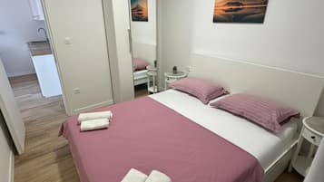 Apartamento (Apartment & Rooms Papa - Two Bedroom ) | Decoración individual, mobiliario individual, wifi gratis y ropa de cama