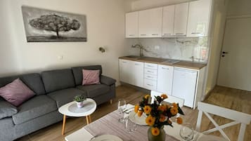 Apartament (Apartment & Rooms Papa - Two Bedroom ) | Sala d'estar | Televisor de pantalla plana