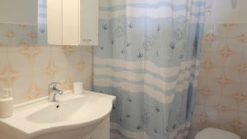 Estudio Confort, patio, vista al jardín | Baño | Regadera, secadora de cabello, toallas