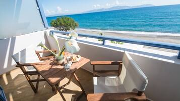 Habitación triple, vista al mar | Terraza o patio