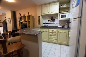 Refrigerador con freezer, microondas, horno, utensilios de cocina