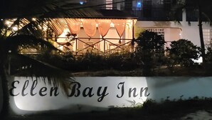 Exterior da Ellen Bay Inn, com uma placa indicando o nome.