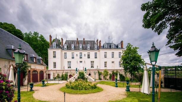 A large, historic building with a symmetrical facade, a central staircase, and a well-maintained garden with a gravel path. - Château du Jard (Chaumont-en-Vexin)
