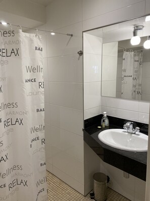 Singola Basic, bagno privato (mit Dachschräge) | Bagno | Doccia, asciugacapelli, asciugamani, sapone