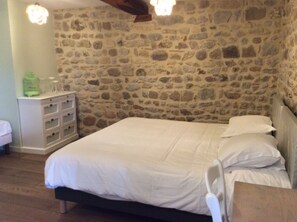 Camera tripla, balcone | Biancheria da letto di alta qualità, con stile personalizzato