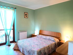 Lägenhet - 2 sovrum - sjöutsikt | 2 sovrum, skrivbord, arbetsyta för laptop och strykjärn/strykbräda