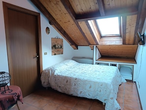 1 bedroom, desk, laptop workspace, cots/infant beds - Chiara Loft (Stresa)