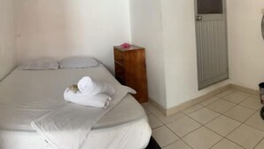 Economy Room, 1 Bedroom, Non Smoking | WiFi (free), bed sheets - Iguana Haus (Iquitos)