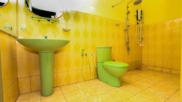 Dutxa, capçal de dutxa tipus cascada, assecador de cabells i tovalloles