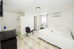 Studio King Room | Edredones de plumas, escritorio, espacio para trabajar con un portátil